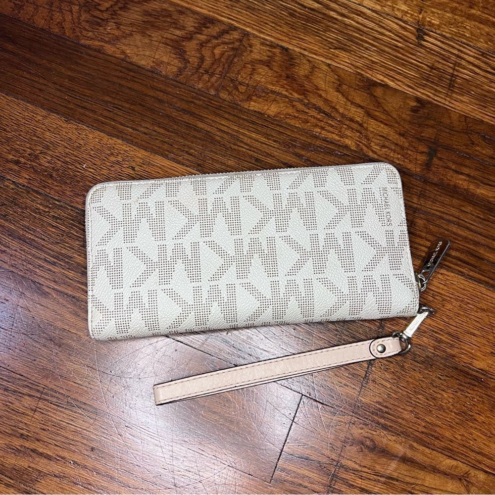 Michael Kors Tan and Beige Wristlet Long Wallet - Picture 2 of 14